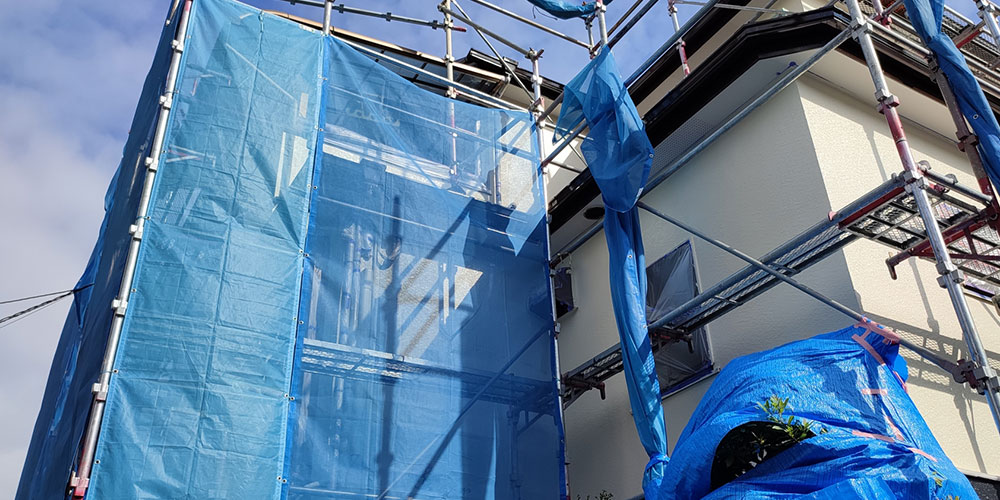 八戸の住宅密集地では、わずかな隙間からの粉塵や騒音がトラブルの火種になります。