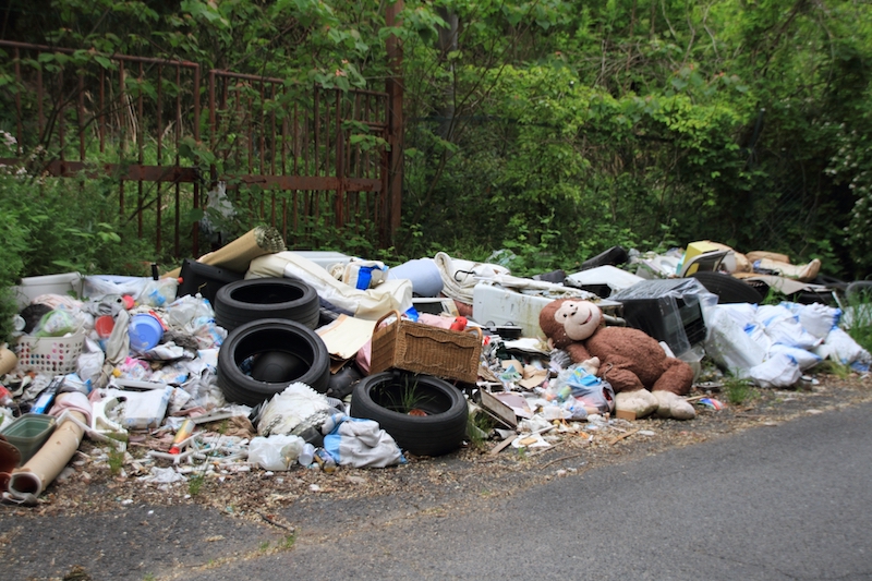 不法投棄は犯罪です。業者が捨てた場合でも、依頼主(施主)が責任を問われる可能性があります。