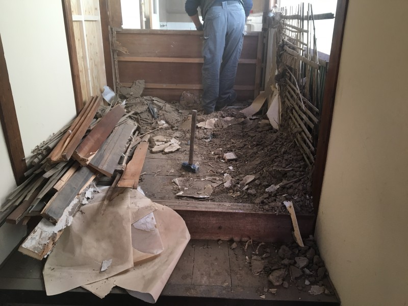 重機が入らないほど狭い場所では、無理をせず「手作業」で安全を確保します。